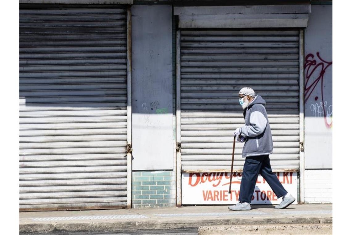 Prognose: Bis Ende Juli fast 150.000 Corona-Tote in den USA Unterwegs mit Mundschutz in Philadelphia: In den USA gibt es bislang 1,36 Millionen bestätigte Corona-Infektionen. Foto: Matt Rourke/AP/dpa