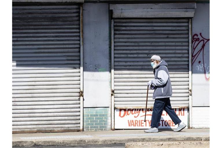 Unterwegs mit Mundschutz in Philadelphia: In den USA gibt es bislang 1,36 Millionen bestätigte Corona-Infektionen. Foto: Matt Rourke/AP/dpa