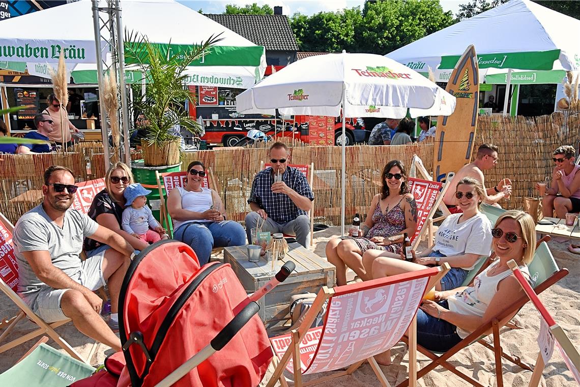 Unterweissacher haben die Gelegenheit genutzt, um auch Freunde zum „Täless Beach“ einzuladen, und genießen den Samstag zusammen.