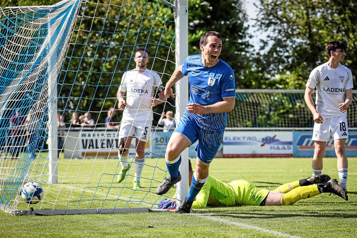 Gipfeltreffen endet mit späten Ausgleich Unterweissachs Nicolai Heyduk (in blau) bejubelt das 2:0. Doch am Ende gibt es gegen den VfR Murrhardt nur ein Remis. Foto: Alexander Becher