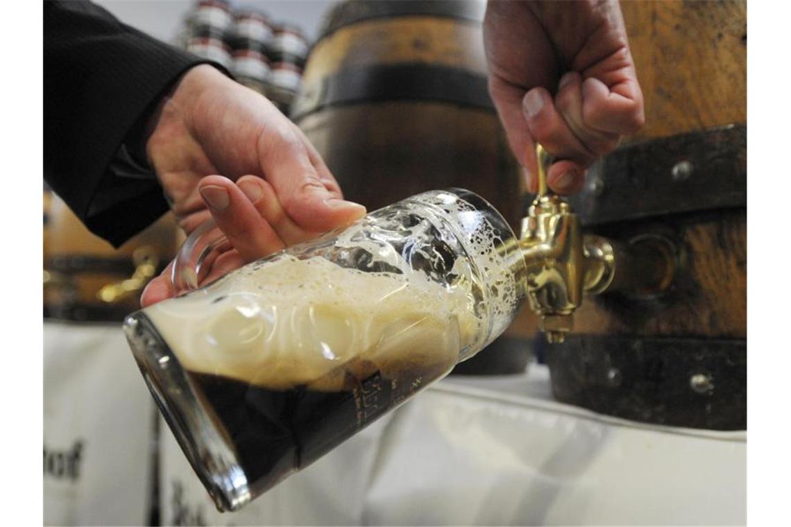 Brauer verlängern Fassbier-Haltbarkeit Unumstritten ist die Verlängerung der Mindesthaltbarkeitsfrist in der hart umkämpften Bierbranche nicht. Foto: Armin Weigel/dpa