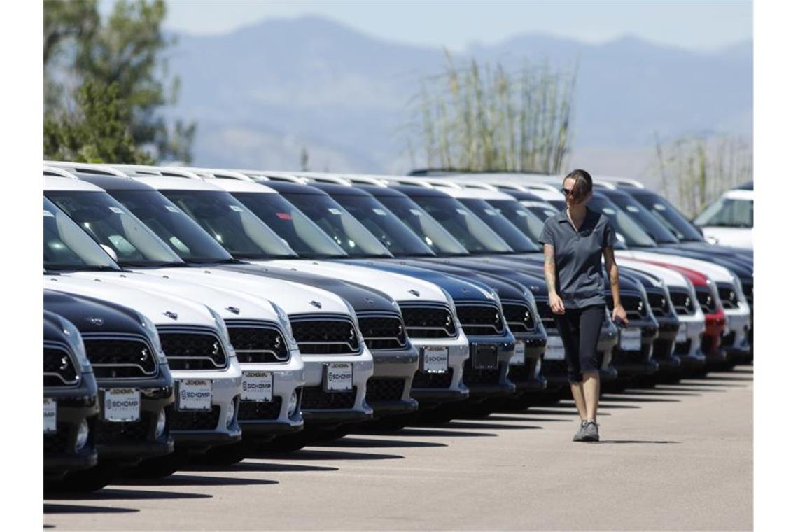 Krise in der Autoindustrie verschärft sich Unverkaufte Minis vom Modell Countryman bei einem US-Händler. Foto: David Zalubowski/AP