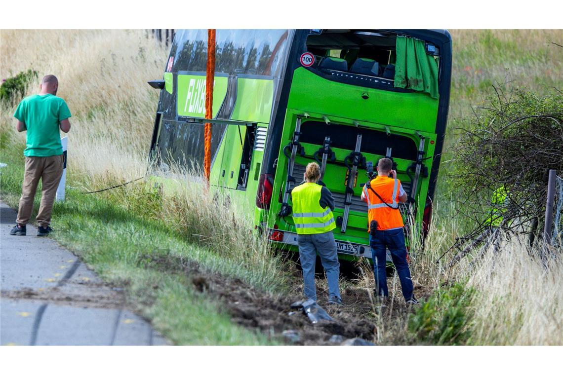 Nächtlicher Busunfall - viele Verletzte, unklare Ursache