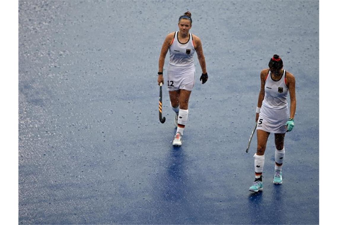Unwetter: Die deutschen Hockey-Damen verließen fluchtartig den Platz. Foto: Sebastian Gollnow/dpa