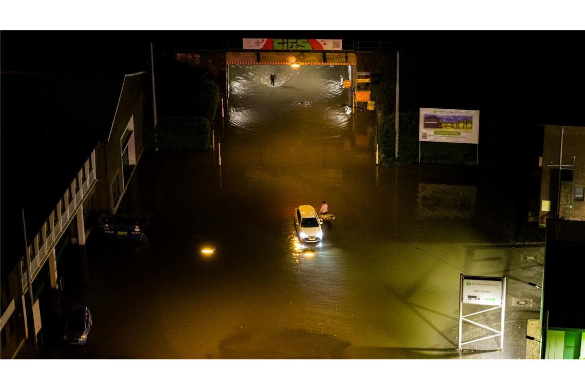 Bilder des Tages Unwetter in Krefeld: Auto steckt in überfluteter Unterführung fest