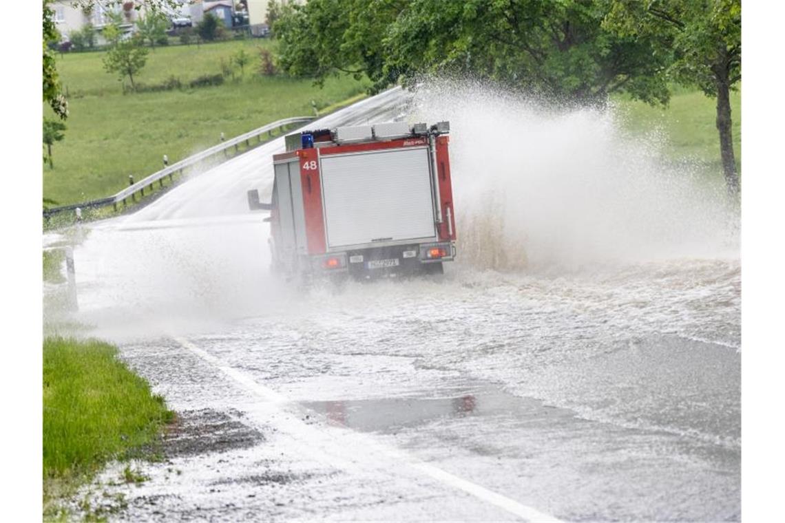 Unwetter im Westen Deutschlands halten Einsatzkräfte in Atem Unwetter mit heftigem Regen haben im Westen Deutschlands die Einsatzkräfte beschäftigt. Foto: Jan Eifert/dpa