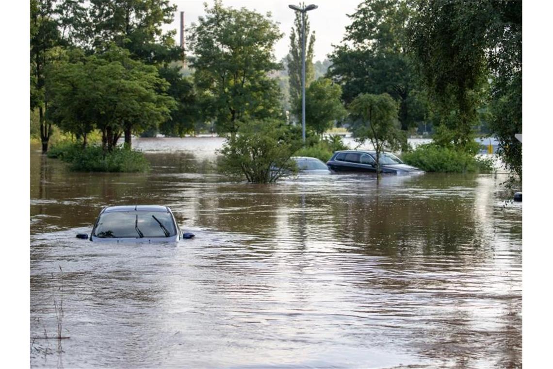 Meteorologe: Es brodelt über Deutschland wie im Kochtopf Unwetter mit Starkregen hat vielerorts die die Flüsse anschwellen und über ihre Ufer treten lassen. So wie hier in Neustadt An Der Aisch. Foto: Daniel Karmann/dpa