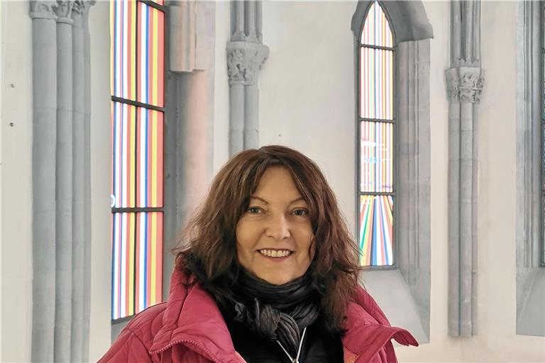 Unzählige Ausstellungen hat Ingrid Knack in der Galerie der Stadt Backnang besucht und darüber geschrieben. Das Foto zeigt sie vor Werken der Berliner Künstlerin Brigitte Waldach, die die Fenster im gotischen Chor mit bunten Folien beklebt hat. Foto: privat