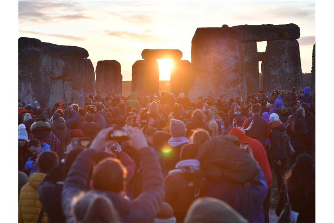 Unzählige Menschen haben sich zur Wintersonnenwende in Stonehenge versammelt, um den Sonnenaufgang nach der längsten Nacht des Jahres zu erleben. Foto: Ben Birchall/PA Wire/dpa