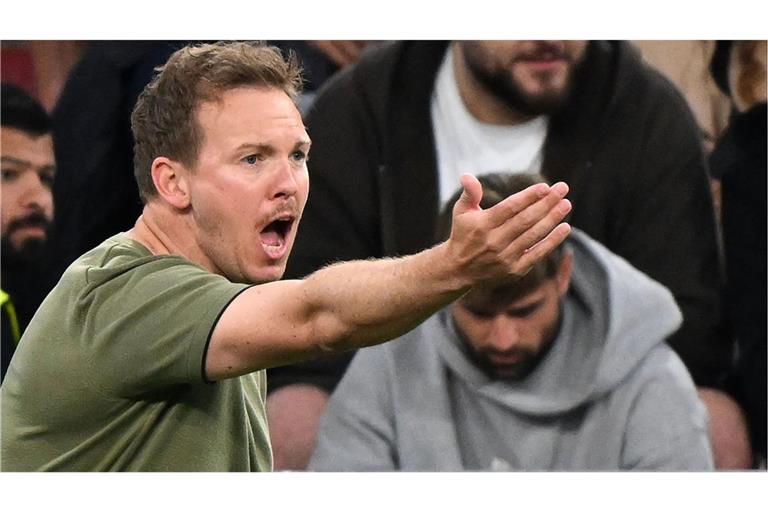 Unzufrieden weist der Bundestrainer die Richtung: Julian Nagelsmann beim Spiel in München.