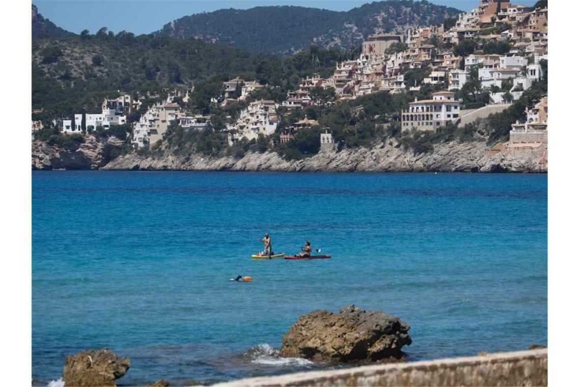 Uralub auf Mallorca? Wohl ab Juli wieder möglich. Foto: Clara Margais/dpa