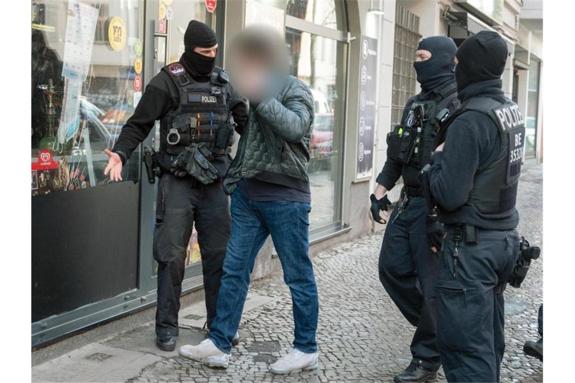 Kriminellen-Chats geknackt - Schlag gegen Clan-Kriminelle urchsuchungen gab es in den Stadtteilen Neukölln, Spandau, Wedding, Moabit, Schöneberg und Reinickendorf, wie die Polizei über Twitter mitteilte. Foto: Christophe Gateau/dpa