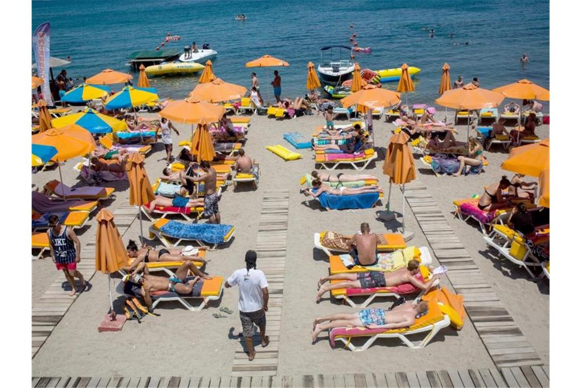 Urlaub am Mittelmeer rückt näher: Berlin will die Reisewarnungen aufheben. Foto: Santi Palacios/dpa