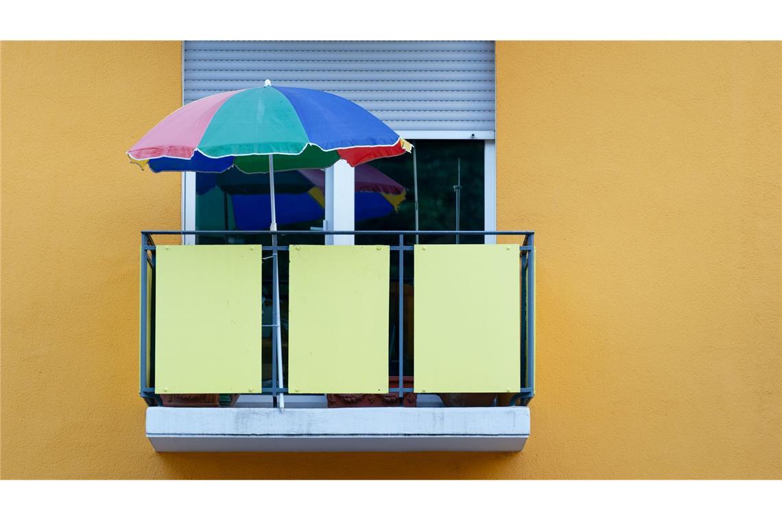 Urlaub auf Balkonien: Mit einem bunten Sonnenschirm werden auch zwei Quadratmeter zum Ort der Entspannung.