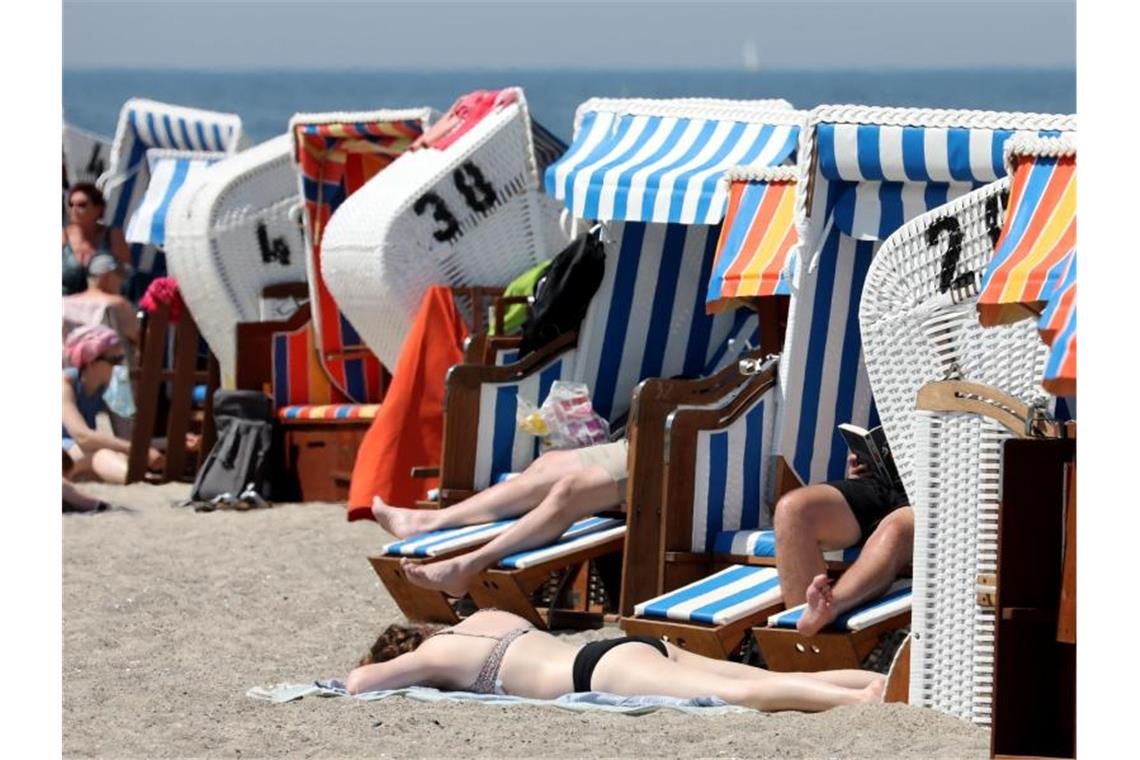 Corona und Urlaub: Das ist in den Bundesländern möglich Urlauber am Ostseestrand in Kühlungsborn. Foto: Bernd Wüstneck/dpa-Zentralbild/dpa