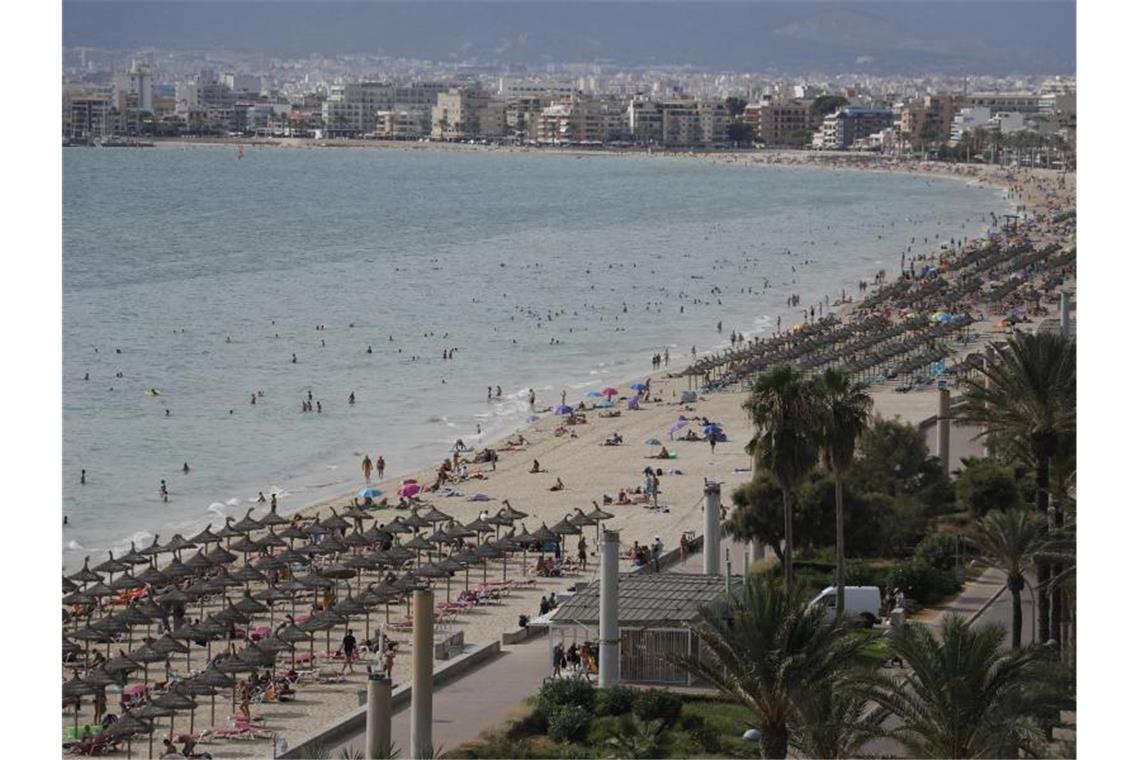 Spanien, Portugal und USA werden Corona-Hochrisikogebiete Urlauber am Strand von Arenal auf Mallorca. Foto: Clara Margais/dpa