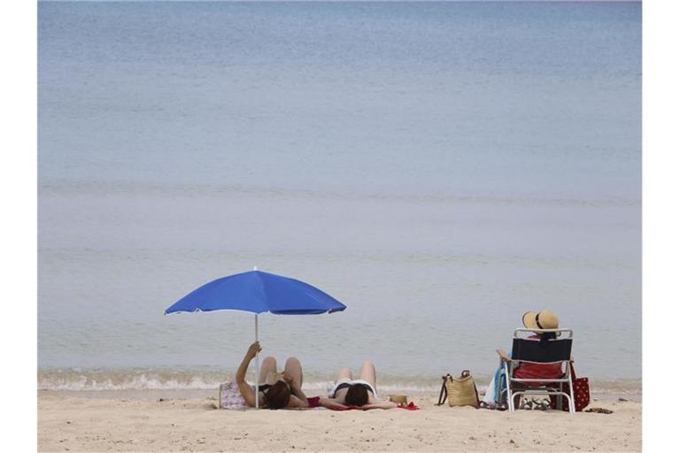 Urlauber am Strand von Arenal. Foto: Clara Margais/dpa