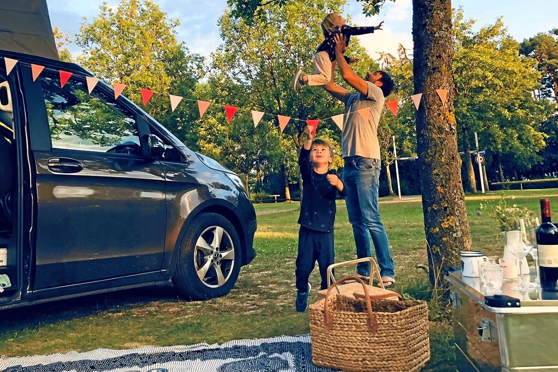 Urlaubsidylle wie im Reiseprospekt: Marius Schumann mit den beiden Kindern Paul und Lena bei einer kleinen Rast. Fotos: N. Schumann