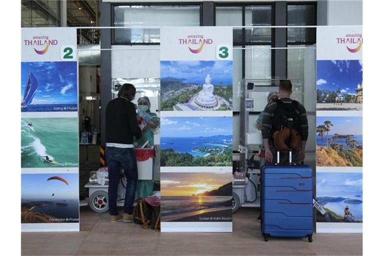 Urlaubsrückkehrer nach Deutschland können im Frühjahr mit deutlichen Erleichterungen rechnen. Foto: Sakchai Lalit/AP/dpa