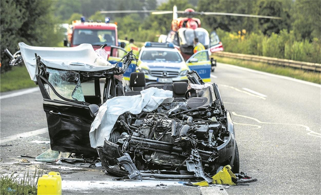 46-Jähriger wird lebensgefährlich verletzt Ursache noch unklar: Fast ungebremst ist gestern ein 46-jähriger Ford-Fahrer auf der B29 auf einen Lkw geprallt. Foto: 7aktuell/Simon Adomat