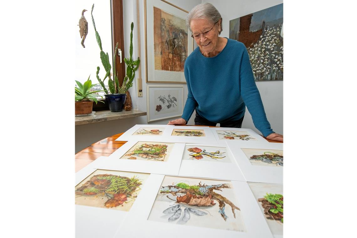 Ursula Findling arrangiert aus Naturmaterialien Stillleben und malt Aquarelle. Foto: A. Becher