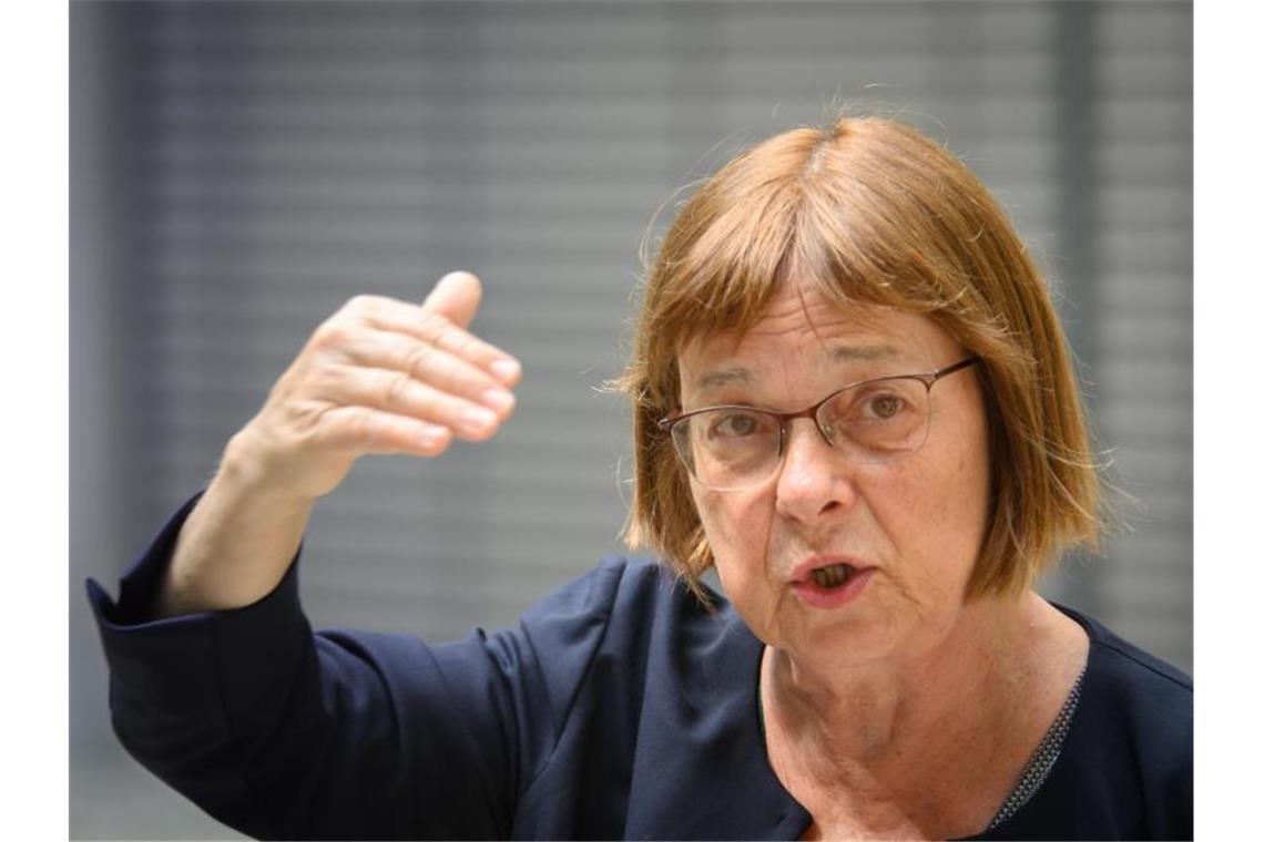 Drei Grünen-Minister wollen epidemische Lage beibehalten Ursula Nonnemacher (Bündnis 90/Die Grünen) bei einer Pressekonferenz. Foto: Soeren Stache/dpa-Zentralbbild/dpa/Archivbild