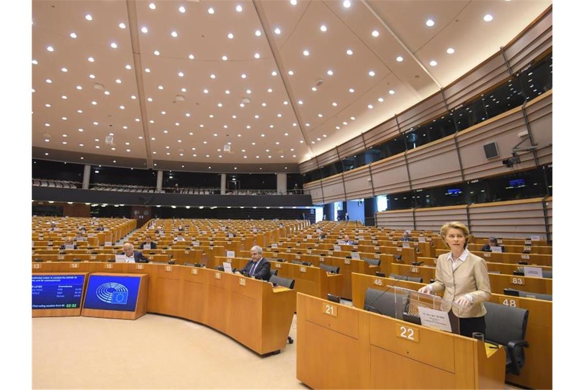 EU-Parlament fordert gemeinsamen Weg aus Corona-Krise Ursula von der Leyen bei der Sondersitzung im Europäischen Parlament. Foto: Laurie Diffembacq/European Parliament/dpa