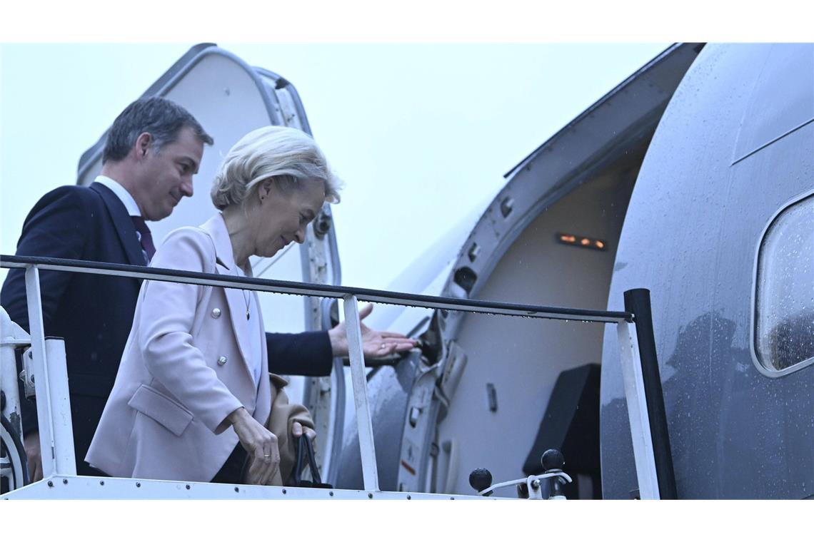 Flugzeug mit von der Leyen an Bord wird Ziel von GPS-Störung Ursula von der Leyen betritt ein Flugzeug (Archivbild).