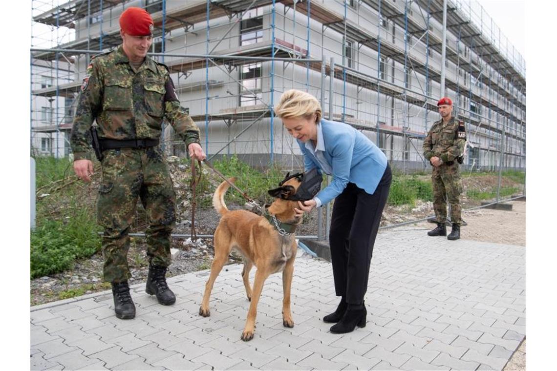 Von der Leyen: 110 Millionen Euro Investitionen in Bruchsal Ursula von der Leyen (CDU) streichelt beim Besuch des ABC-Abwehrbataillons 750 den Hund "Ernst von der Bundeswehr". Foto: Fabian Sommer