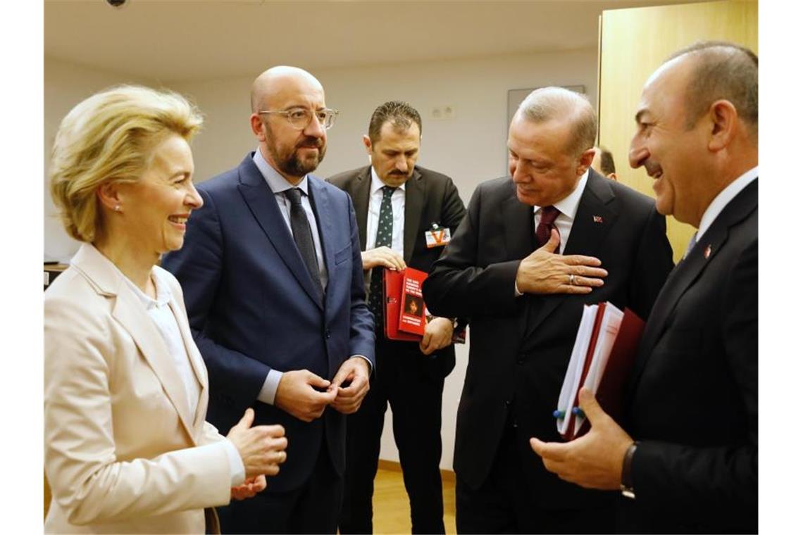 Ursula von der Leyen (l-r) und Charles Michel sprechen mit Recep Tayyip Erdogan und Mevlut Cavusoglu im Rahmen des Treffens der Staats- und Regierungschefs der EU und der Türkei. Foto: Dario Pignatelli/EU Council/dpa
