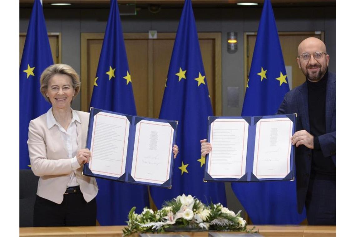 Ursula von der Leyen (l.) und Charles Michel zeigen das unterzeichnete Handels- und Kooperationsabkommen zwischen der EU und Großbritannien. Foto: Johanna Geron/Reuters Pool via AP/dpa