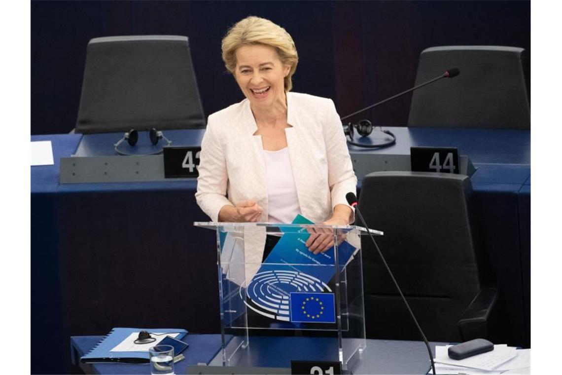 Ursula von der Leyen lacht nach der Debatte nach ihrer Bewerbungsrede vor den Abgeordneten des Europaparlaments. Foto: Marijan Murat