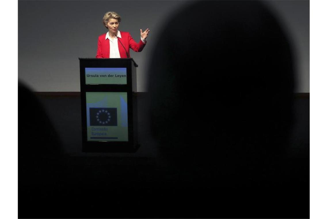 Ursula von der Leyen, Präsidentin der Europäischen Kommission, hält in der Champalimaud-Stifung eine Rede über den EU-Plan gegen die Corona-Wirtschaftskrise. Foto: Pedro Rocha/AP/dpa