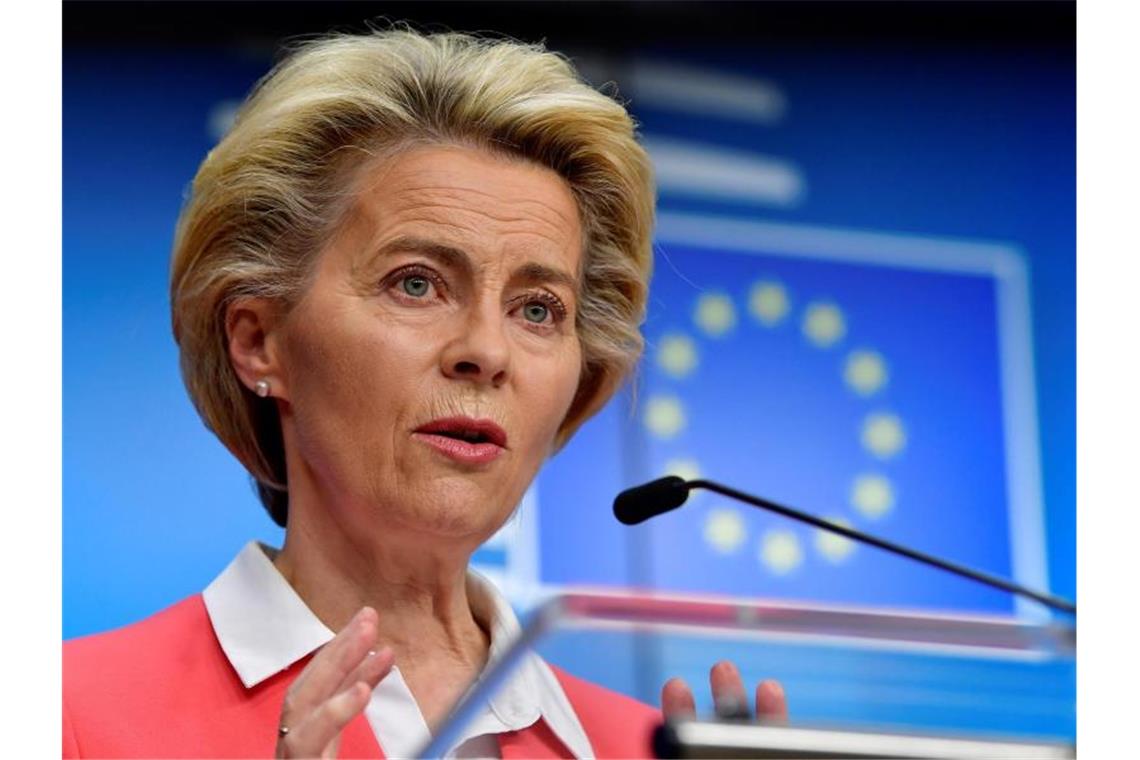 Ursula von der Leyen, Präsidentin der Europäischen Kommission, spricht auf einer Pressekonferenz. Foto: John Thys/AFP/AP/dpa