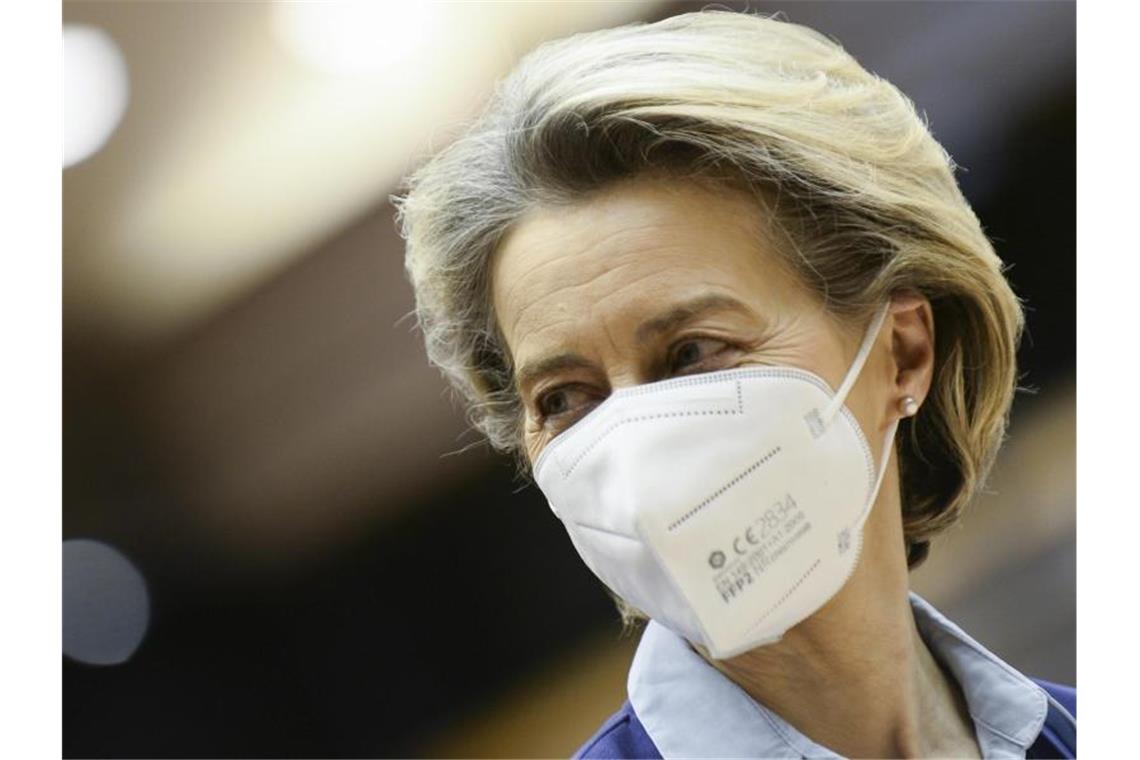 Nach Rücktrittsforderung: Leyen verteidigt EU-Impfstrategie Ursula von der Leyen, Präsidentin der Europäischen Kommission, bereitet sich darauf vor, während einer Debatte über das einheitliche Vorgehen der EU bei Corona-Impfungen im Europäischen Parlament zu sprechen. Foto: Johanna Geron/Pool Reuters/AP/dpa