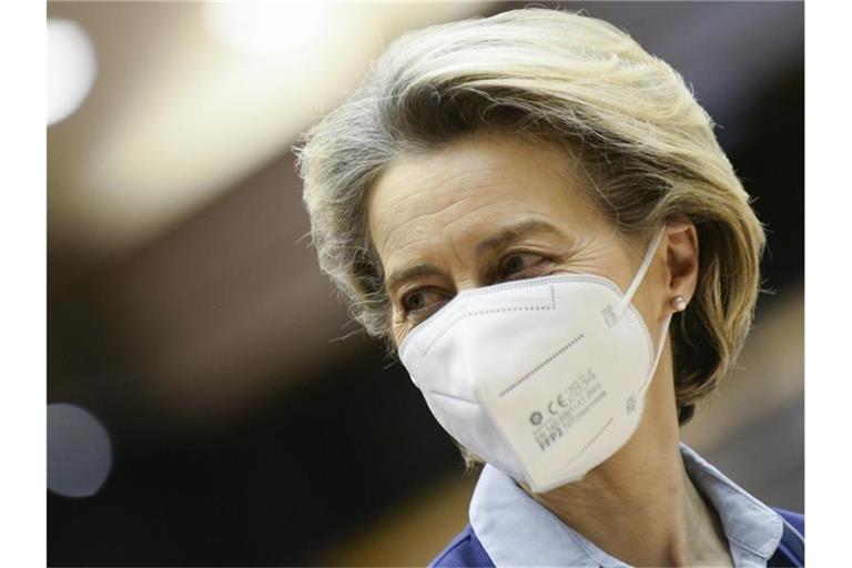 Ursula von der Leyen, Präsidentin der Europäischen Kommission, bereitet sich darauf vor, während einer Debatte über das einheitliche Vorgehen der EU bei Corona-Impfungen im Europäischen Parlament zu sprechen. Foto: Johanna Geron/Pool Reuters/AP/dpa