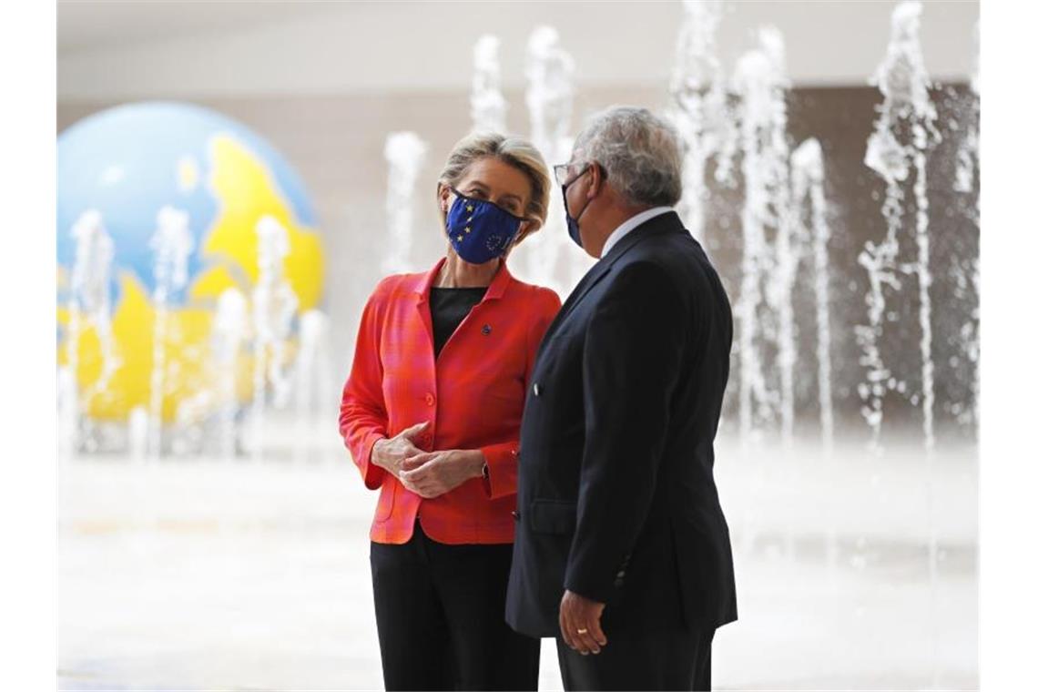 Ursula von der Leyen, Präsidentin der Europäischen Kommission, mit dem portugiesischen Premierminister Antonio Costa in Lissabon. Foto: Armando Franca/AP/dpa