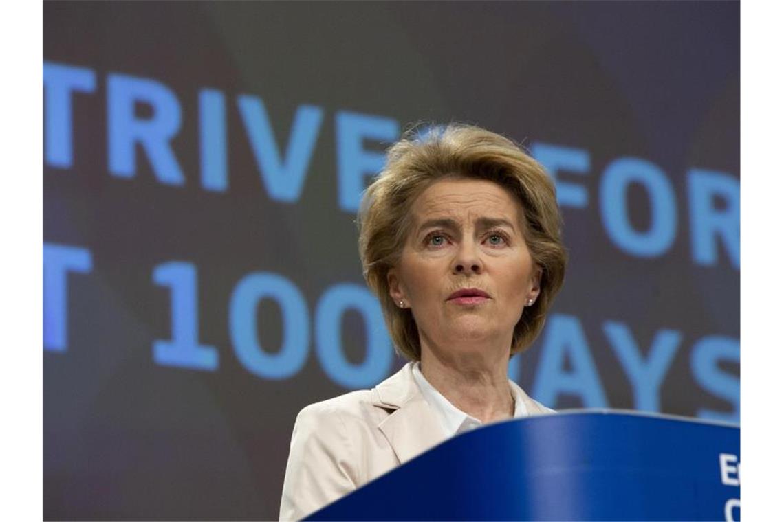 Ursula von der Leyen, Präsidentin der Europäischen Kommission, spricht während einer Medienkonferenz zu ihren ersten 100 Tagen im Amt. Foto: Virginia Mayo/AP/dpa