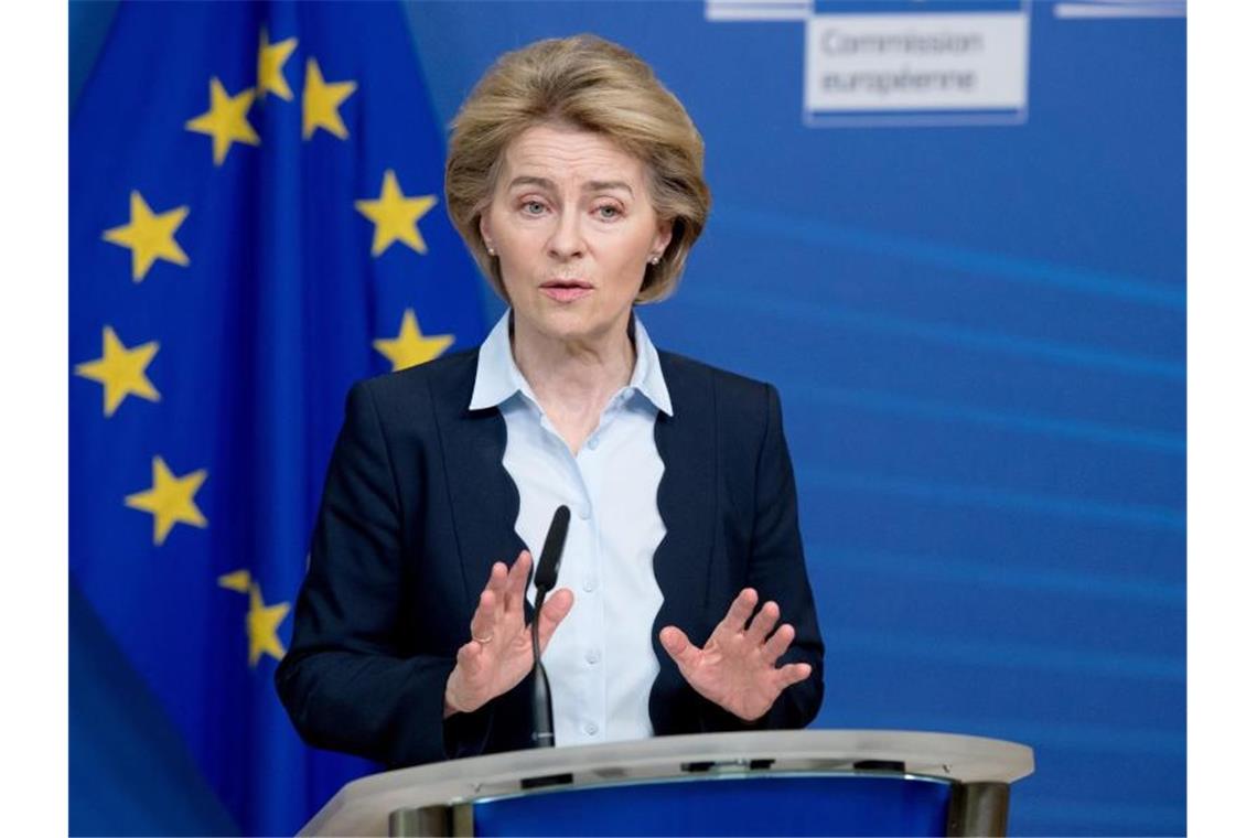 Ursula von der Leyen, Präsidentin der Europäischen Kommission, spricht während einer Pressekonferenz nach dem Treffen der Europäischen Kommissare im EU-Hauptquartier. Angesichts der erwarteten Wirtschaftskrise infolge der Coronavirus-Pandemie will die EU-Kommission die Haushaltsregeln lockern. (zu dpa „EU-Kommission will wegen Corona-Krise Haushaltsregeln lockern"). Foto: Etienne Ansotte/European Commission/dpa