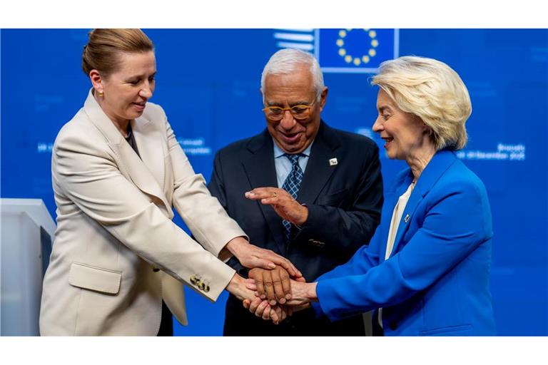 Ursula von der Leyen (r), António Costa und Mette Frederiksen bei der Pressekonferenz nach dem EU-Gipfel.