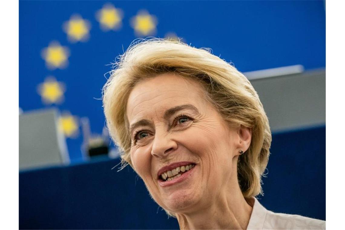 Ursula von der Leyen steht nach ihrer Bewerbungsrede vor den Abgeordneten des Europaparlaments im Plenarsaal. Von der Leyen spricht sich für eine Reform der Dublin-Regeln aus. Foto: Michael Kappeler