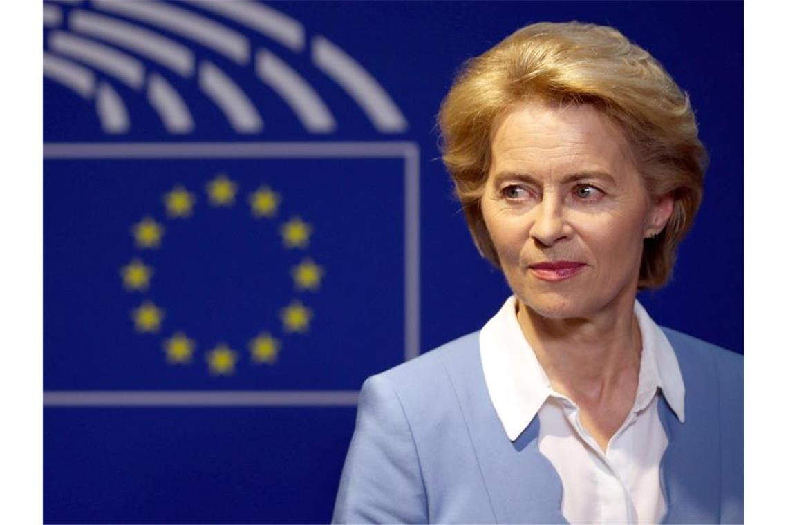 Ursula von der Leyen stößt mit zwei ihrer Kommissions-Kandidaten auf Widerstand im EU-Parlament. Foto: Francisco Seco/AP