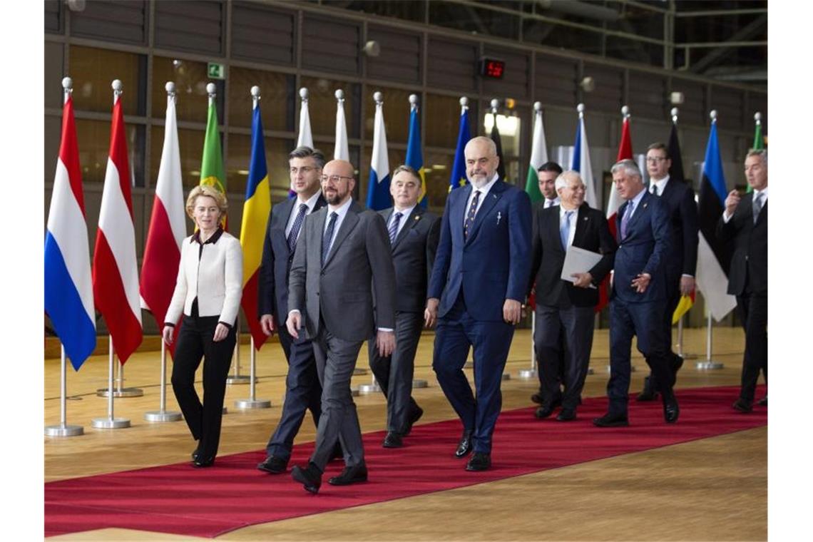 Ursula von der Leyen und Charles Michel, Präsident des Europäischen Rates, mit den Staats- und Regierungschefs der Westbalkanländer bei einem Treffen in Brüssel. Foto: Virginia Mayo/AP/dpa