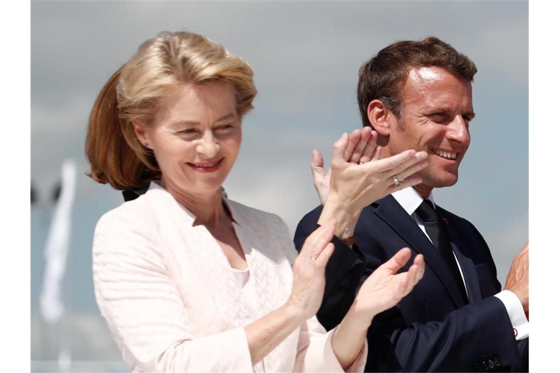 Von der Leyen und Macron demonstrieren Einigkeit in Paris Ursula von der Leyen und Emmanuel Macron sehen sich heute beim Antrittsbesuch der neuen EU-Kommisssionschefin in Paris wieder. Foto: Benoit Tessier/Pool Reuters/Archiv