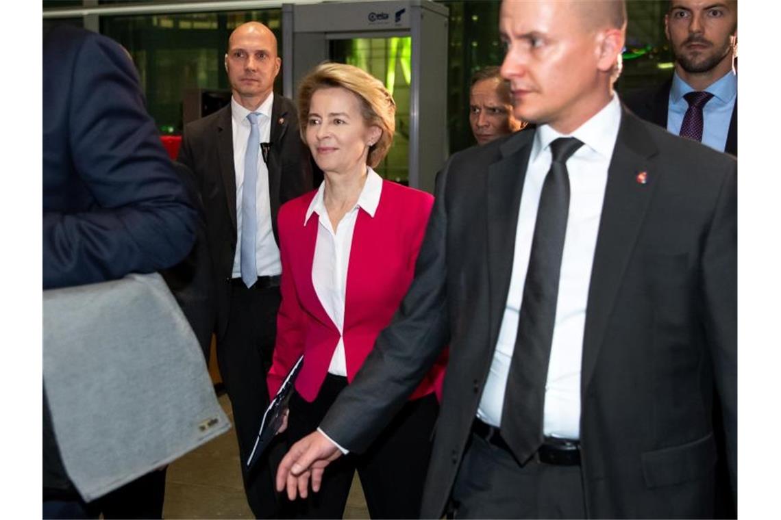 Ursula von der Leyen verlässt von zahlreichen Personenschützern begleitet den Deutschen Bundestag. Foto: Bernd von Jutrczenka/dpa