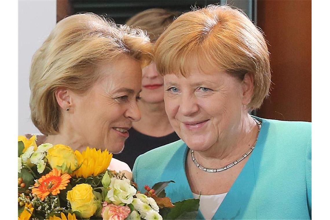 Ursula von der Leyen wendet sich lächelnd Bundeskanzlerin Angela Merkel zu. Foto: Wolfgang Kumm