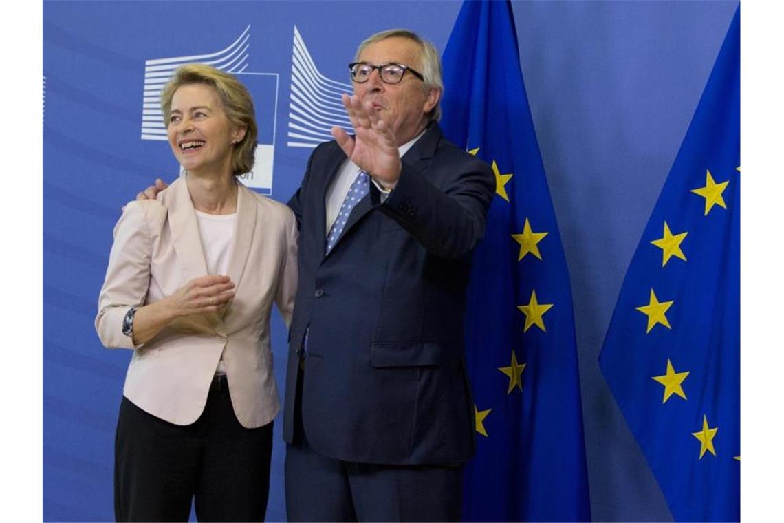 Rückendeckung für von der Leyen aus Brüssel Ursula von der Leyen wird von Jean-Claude Juncker in der EU-Zentrale in Brüssel begrüßt. Foto: Virginia Mayo/AP