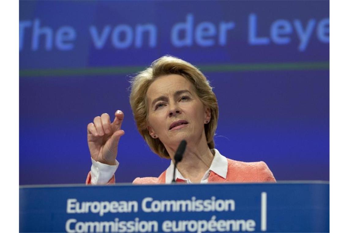 Von der Leyen verteidigt Titel ihres Vizes