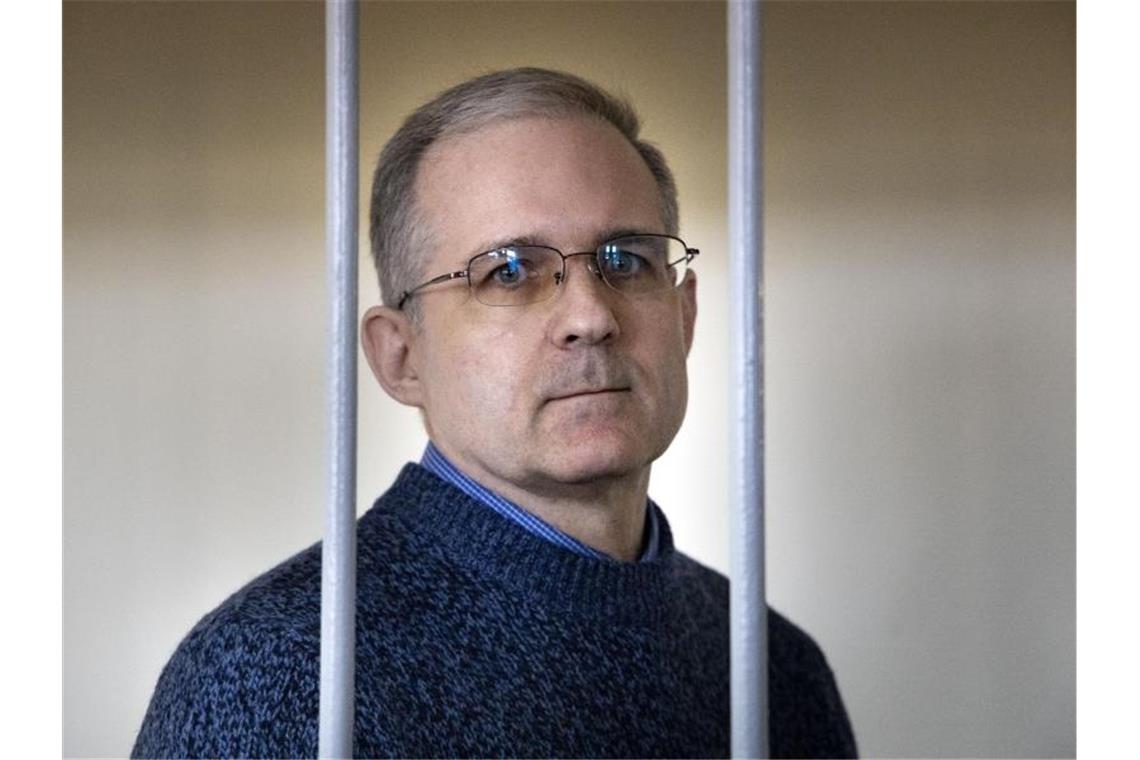 US-Amerikaner Paul Whelan, der Ende 2018 wegen Spionageverdachts in Russland verhaftet wurde, steht hinter Gittern und wartet auf eine Anhörung in einem Gerichtssaal. Foto: Alexander Zemlianichenko/AP/dpa
