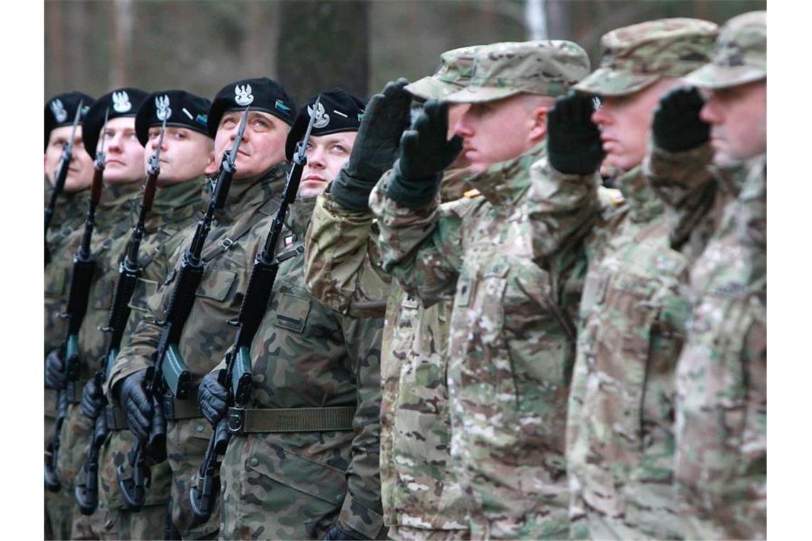 US-amerikanische (r.) und polnische Soldaten während einer offiziellen Wilkommens-Zeremonie. Foto: Czarek Sokolowski/AP/Archiv